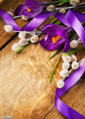 Tranh hoa tím trên bàn gỗ