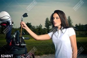 Tranh cô gái cầm gậy đánh golf