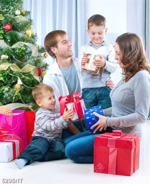 Tranh gia đình vui vẻ đón noel