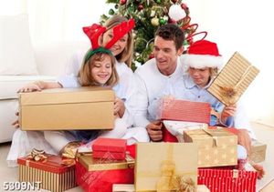 Tranh gia đình vui vẻ mở quà noel