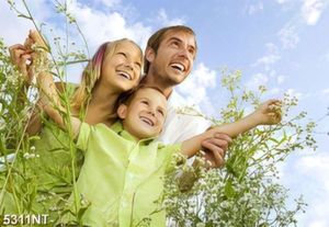 Tranh gia đình cùng cười rạng rỡ