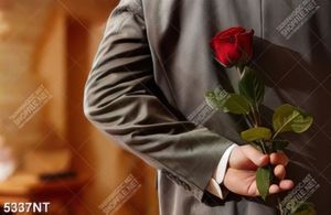 Tranh chàng trai dấu cành hồng sau lưng