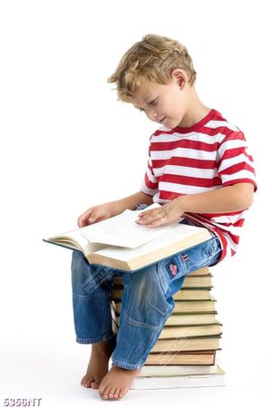 Tranh cậu bé ngồi đọc sách