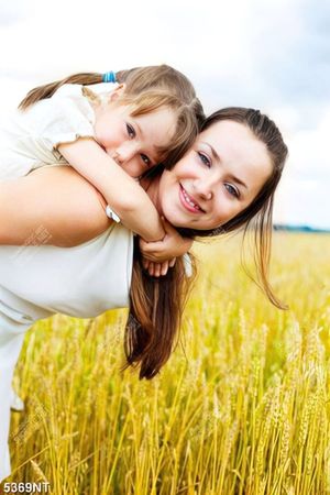 Tranh mẹ cõng bé