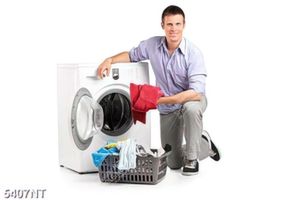 Tranh chàng trai bên máy giặt