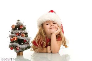 Tranh cô bé bên cây thông noel