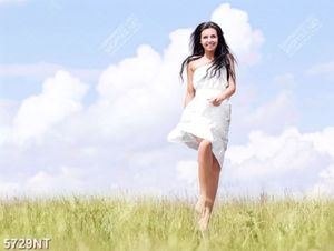 Tranh cô gái đi trên cỏ