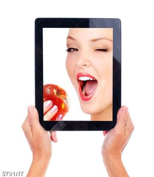 Tranh bức hình cô gái cầm quả táo