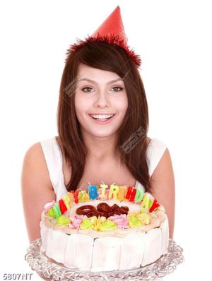 Tranh cô gái bưng bánh sinh nhật