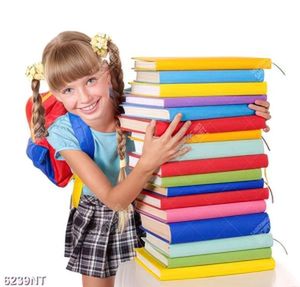 Tranh cô bé ôm chồng sổ sách