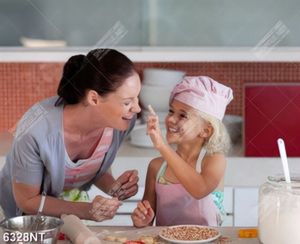 Tranh mẹ và bé cùng nấu ăn
