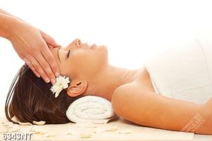 Tranh cô gái nằm massage thư giãn