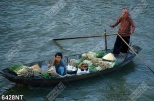Tranh thuyền chở hàng trên sông