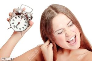 Tranh cô gái cầm đồng hồ