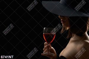 Tranh cô gái cầm ly rượu vang