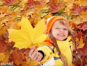 Tranh cô bé cầm chiếc lá vàng