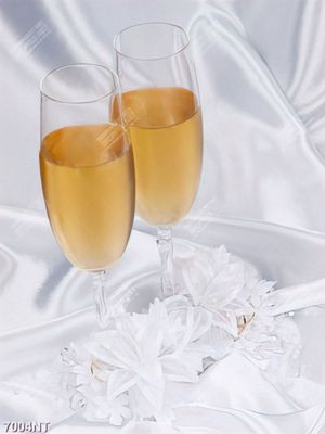 Tranh hai ly rượu sâm phanh
