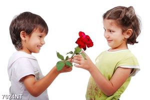 Tranh cậu bé tặng hoa hồng cho cô bé