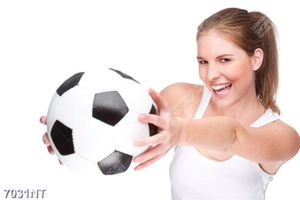 Tranh cô gái cầm quả bóng