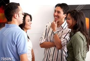 Tranh tám chuyện vui vẻ