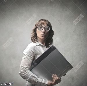 Tranh cô gái công sở đeo kính