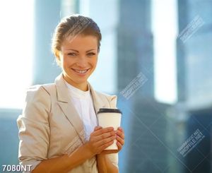 Tranh cô gái cầm cốc cà phê