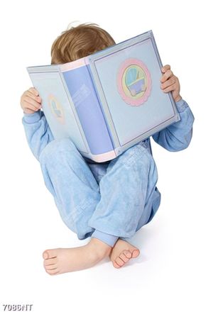 Tranh cậu bé đọc truyện