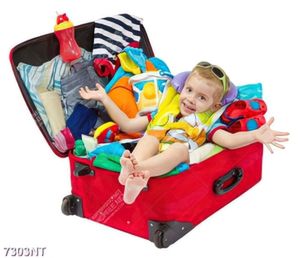 Tranh cậu bé ngồi trong valy
