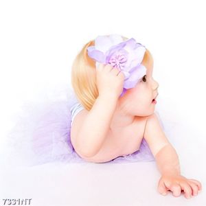 Tranh em bé gái dễ thương