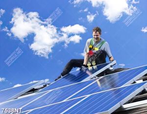 Tranh lắp tấm pin năng lượng mặt trời
