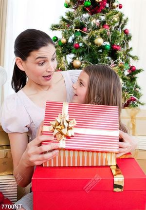 Tranh mẹ và bé đón noel 7700NT