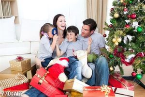 Tranh gia đình vui vẻ đón noel 7701NT