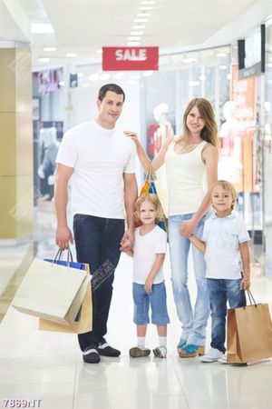 Tranh gia đình đi trung tâm mua sắm