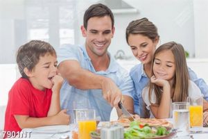 Tranh gia đình vui vẻ bên bàn ăn 7901NT