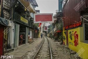 Tranh đường ray xe lửa đi qua khu dân cư 7912NT