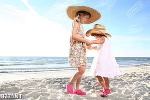 Tranh hai bé gái chơi đùa trên bãi cát 8371NT