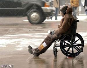 Tranh người đàn ông ngồi xe lăn 8681NT
