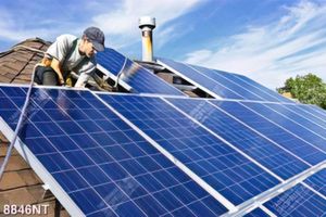Tranh lắp đặt tấm pin năng lượng mặt trời