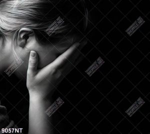 Tranh cô gái mang nhiều suy tư 9057NT