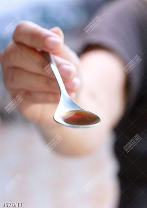 Tranh tay cầm chiếc muỗng 