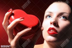 Tranh cô gái cầm hộp trái tim đỏ 9095NT