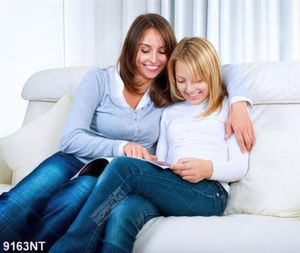 Tranh mẹ và bé ngổi trên sofa