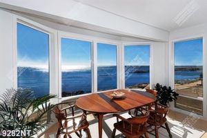 Tranh căn phòng có veiw nhìn ra biển 