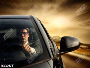 Tranh người đàn ông lái xe ô tô 