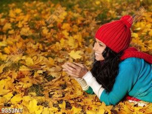 Tranh cô gái bên lá vàng mùa thu 9353NT