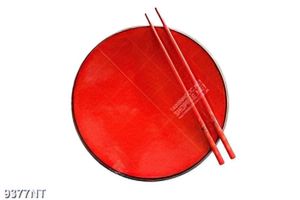 Tranh chiếc đĩa màu đỏ