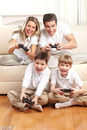Tranh gia đình cùng chơi game