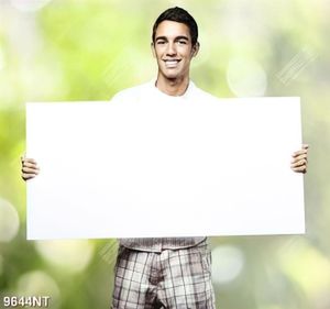 Tranh chàng trai cầm tấm bảng trắng