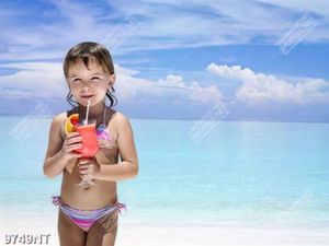 Tranh cô bé uống sinh tố bên bãi biển