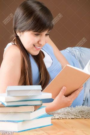 Tranh cô gái ngồi đọc sách